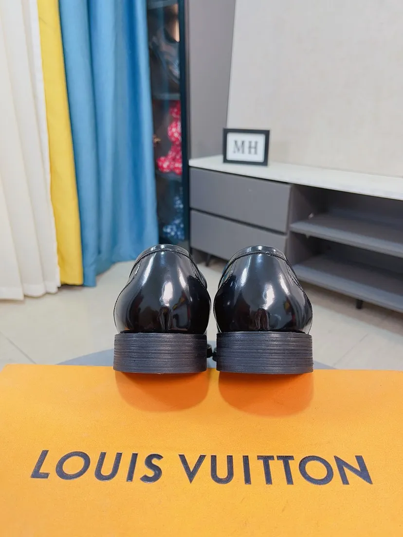 Men's men's shoes💰540🌸🌸Water dyed cowhide 💶[Louis Vuitton (LV)] High-end business formal leather shoes🍀Luxury and elegant style, both practicality and style, professional focus on details and quality, counter original 1⃣️: 1⃣️super accurate reproduction👍🏻! Material: The upper is made of imported original calfskin➕imported Italian cowhide leather. Original anti-slip and wear-resistant outsole! Black, brown and blue are optional. Number of yards: 38--44 (45 customized)
